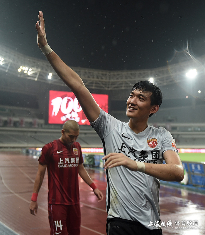 上港狂胜建业 赛后模仿冰岛欧洲杯战吼式助威