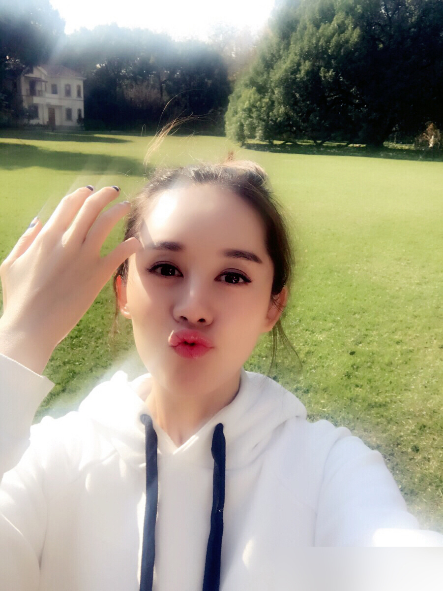 央视美女主播晒甜美自拍照 嘟嘴卖萌超减龄(组图)