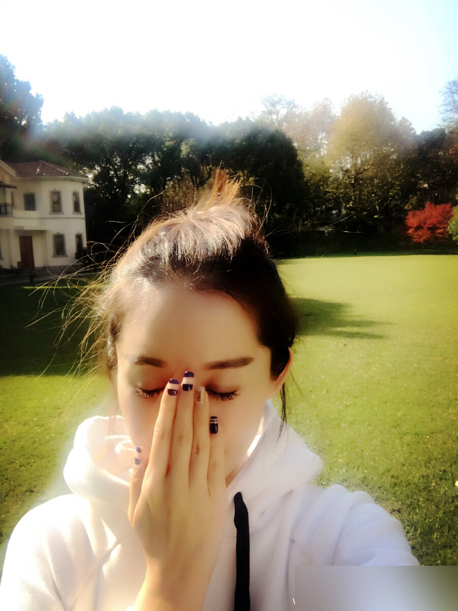 央视美女主播晒甜美自拍照 嘟嘴卖萌超减龄(组图)