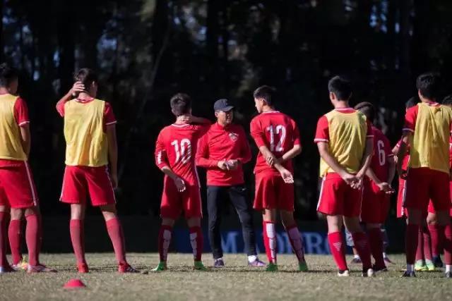 在上港巴西青训基地，上港U18队教练陈旭峰（中）在训练前指导球员。