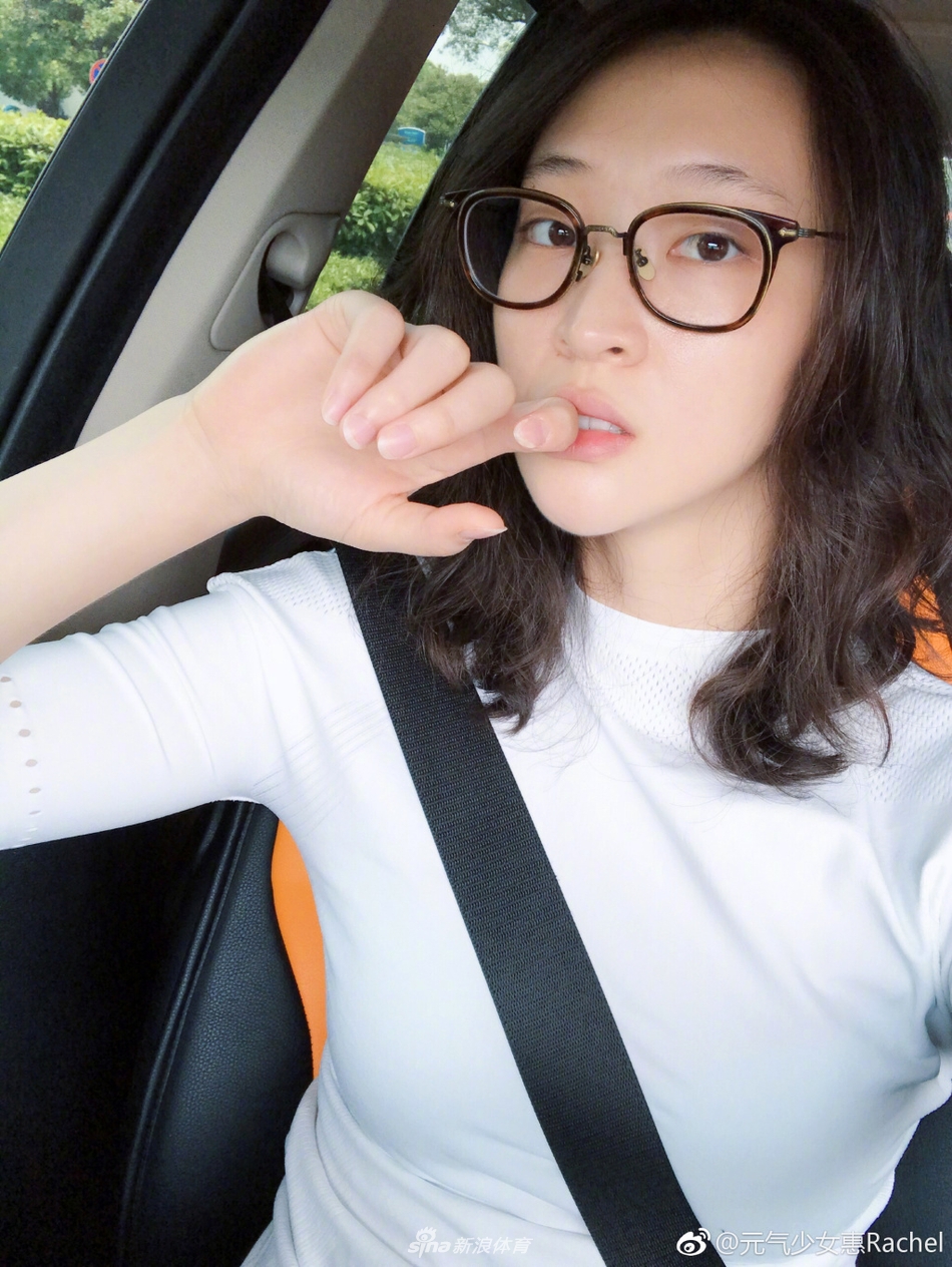 排球女将惠若琪自拍写真 元气美女风格多变(组图)