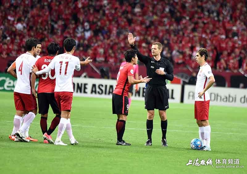 "双红会"险爆发冲突 胡尔克未还球权引不满(组图)