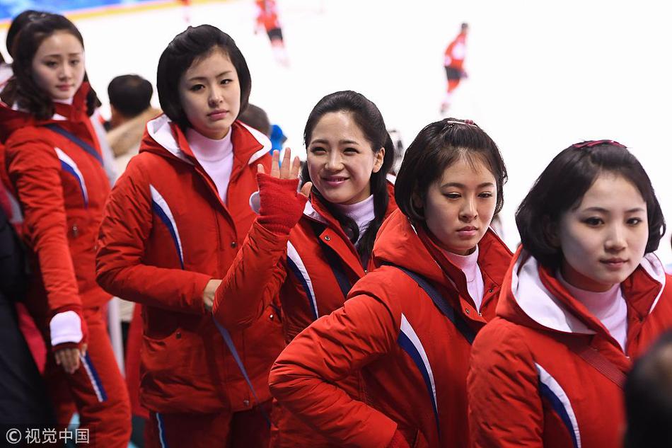 朝鲜啦啦队美女又抢镜 花式助威戴面具卖萌(组图)