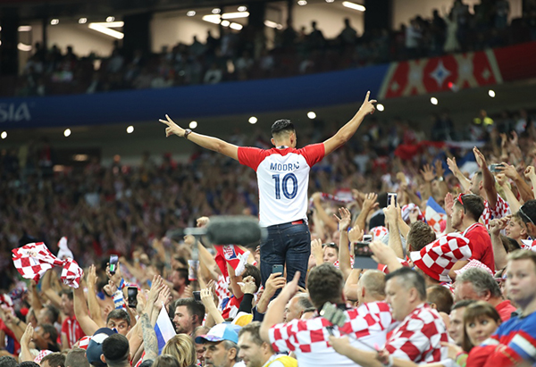 克罗地亚队成功杀进世界杯决赛，球迷放肆庆祝狂欢。