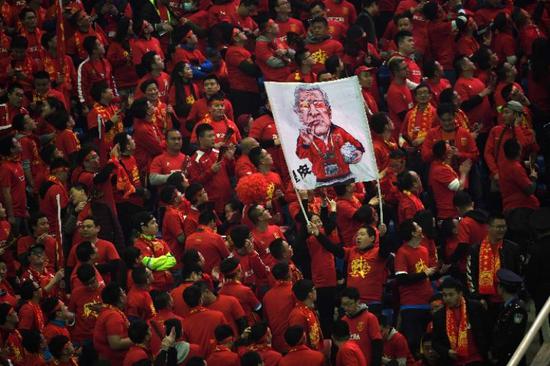 2017年3月23日，中国队球迷在长沙贺龙体育中心足球场进行的2018年世界杯亚洲区预选赛12强赛对阵韩国队的比赛中展示国足主帅里皮的漫画。新华社记者李尕摄