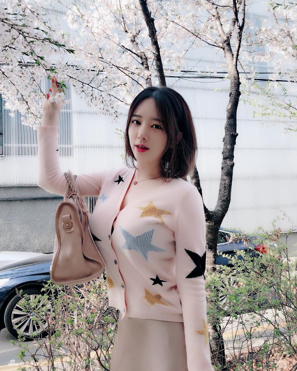 快来欣赏短发美少女的清纯写真,颜值爆表,身材丰满,肉感十足,唤醒你