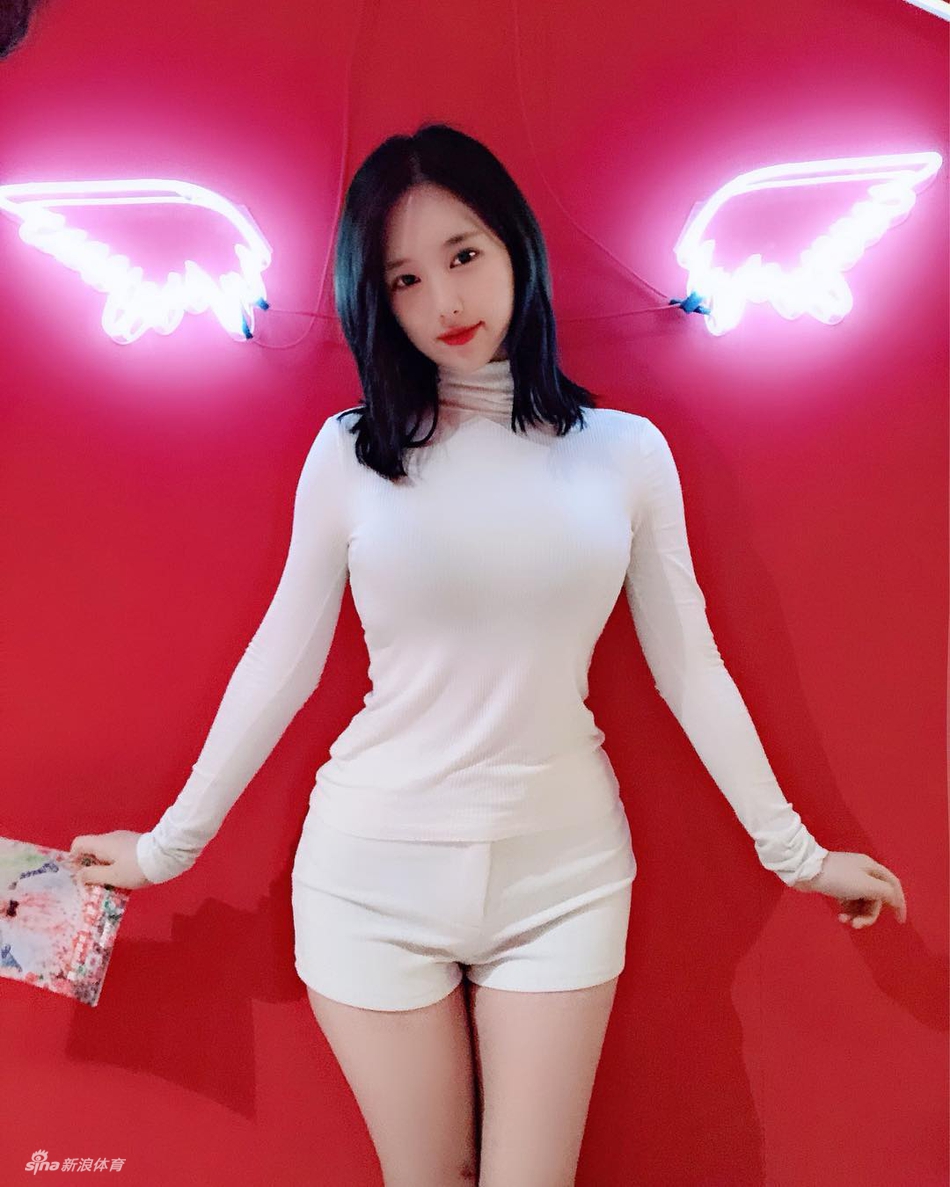 快来欣赏短发美少女的清纯写真,颜值爆表,身材丰满,肉感十足,唤醒你