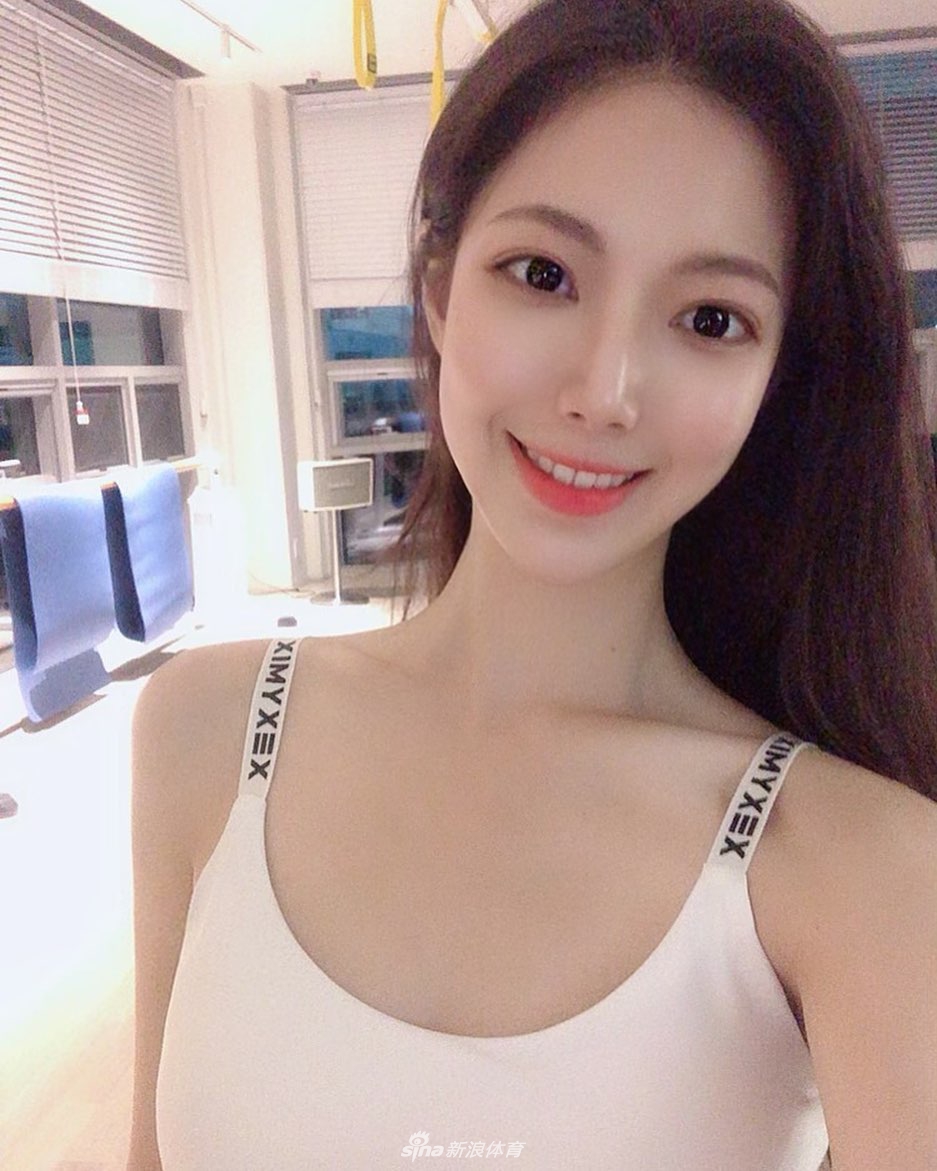 白领美女爱瑜伽健身 颜值爆表美照万人点赞(组图)