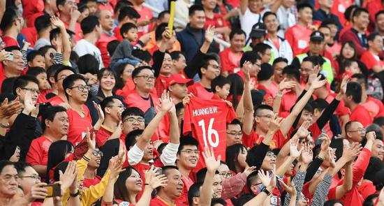 2019赛季中超，球迷在广州天河体育中心庆祝恒大夺冠。新华社记者邓华摄