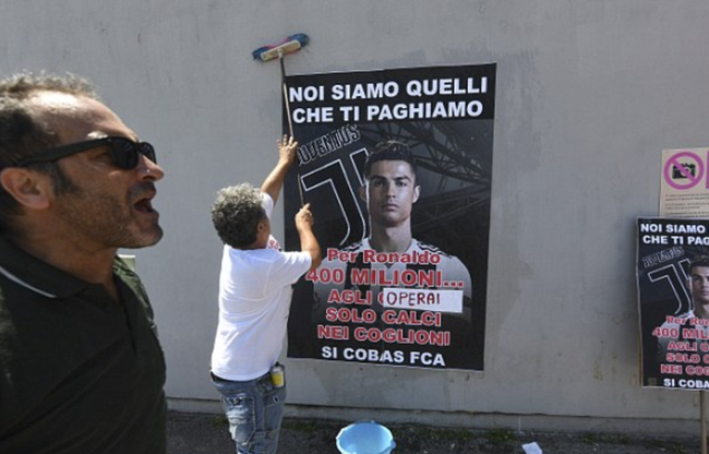 工人贴抗议C罗加盟的海报