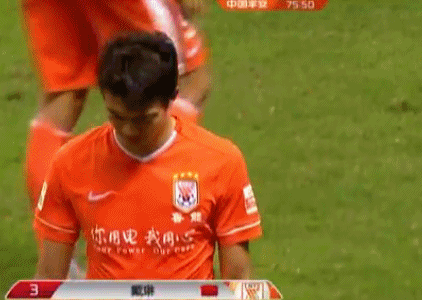 戴琳为队友王彤埋单 拽登巴巴染红离场爆粗口-gif