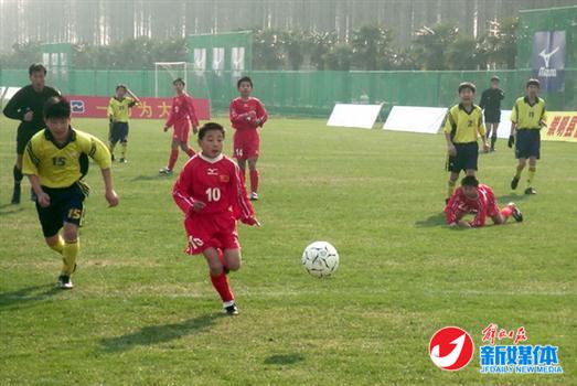 图片说明：2003年6月，被教练杨礼敏称为“真正基地内的马拉多纳”的小武磊，12岁的他身披中国队战袍打亚足联U14夺冠，对手都比他大2岁。（来源网络）