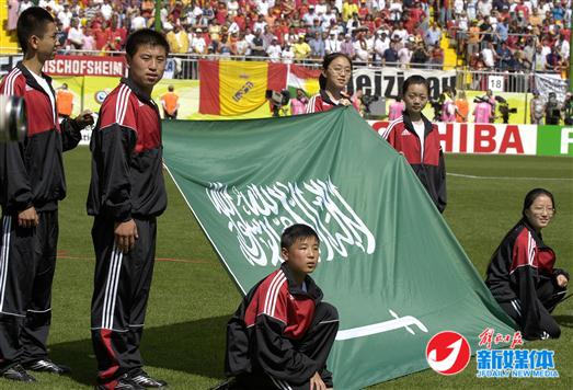 图片说明：2006年，武磊担任世界杯比赛的护旗手。 这一年，武磊在中乙联赛的一场比赛中登场，当时他的年龄仅为14岁零10个月，从而成为中国职业足球赛场史上最年轻的球员。 （来源新华社）