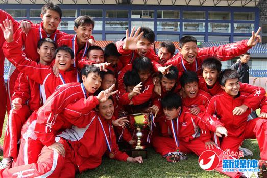  图片说明:2007年11月25日，16岁的武磊和队友们冲甲成功，成为了职业球员。当时他和小伙伴们在中甲一个月的薪水为1500元。（来源新华社）