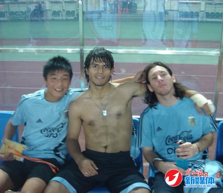 2008北京奥运会前期，东亚为阿根廷队做陪练，武磊（左）与阿奎罗（中）、梅西（右）合影