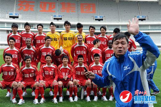 图片说明：2010赛季，徐根宝把教鞭交给了得意弟子范志毅，但这一年球队成绩并不能让人满意。（来源顾力华）