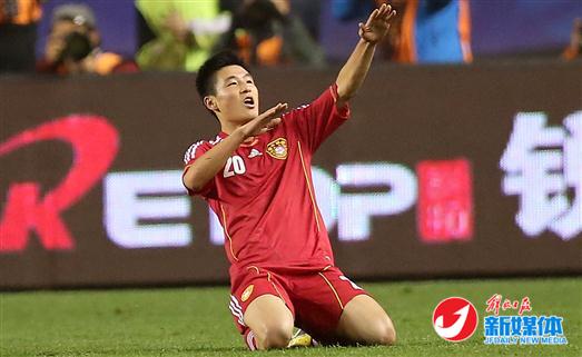 图片说明：2013年，武磊也在国家队站稳了脚跟。图为武磊在亚洲杯预选赛进球后庆祝。这一年，第一次征战中超的武磊，以15个进球成为联赛本土射手王。（来源新华社）