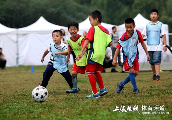 刘军携手金鹿财行 启动上海社区儿童公益足球