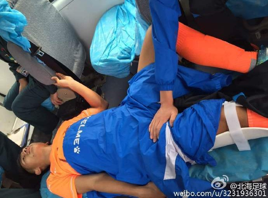 惨!北海U17球员被申花队员踢双腿骨折+颈腓骨