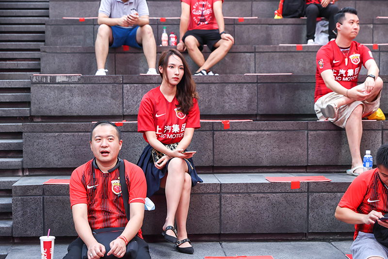 上港球迷送远程助威线下观赛美女球迷抢镜组图