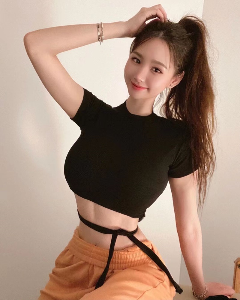 美女体育博主梨型身材 纤腰盈握马甲线清晰(组图)——上海热线体育