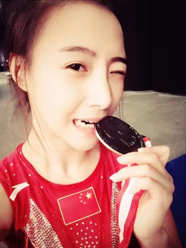 最美蹦床冠军拜名师 也跨界进娱乐圈？