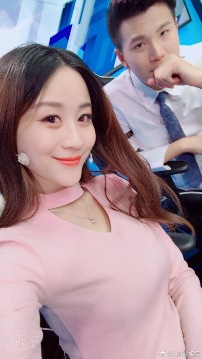 英雄联盟解说小姐姐走红 肤白貌美气质绝佳(组图)