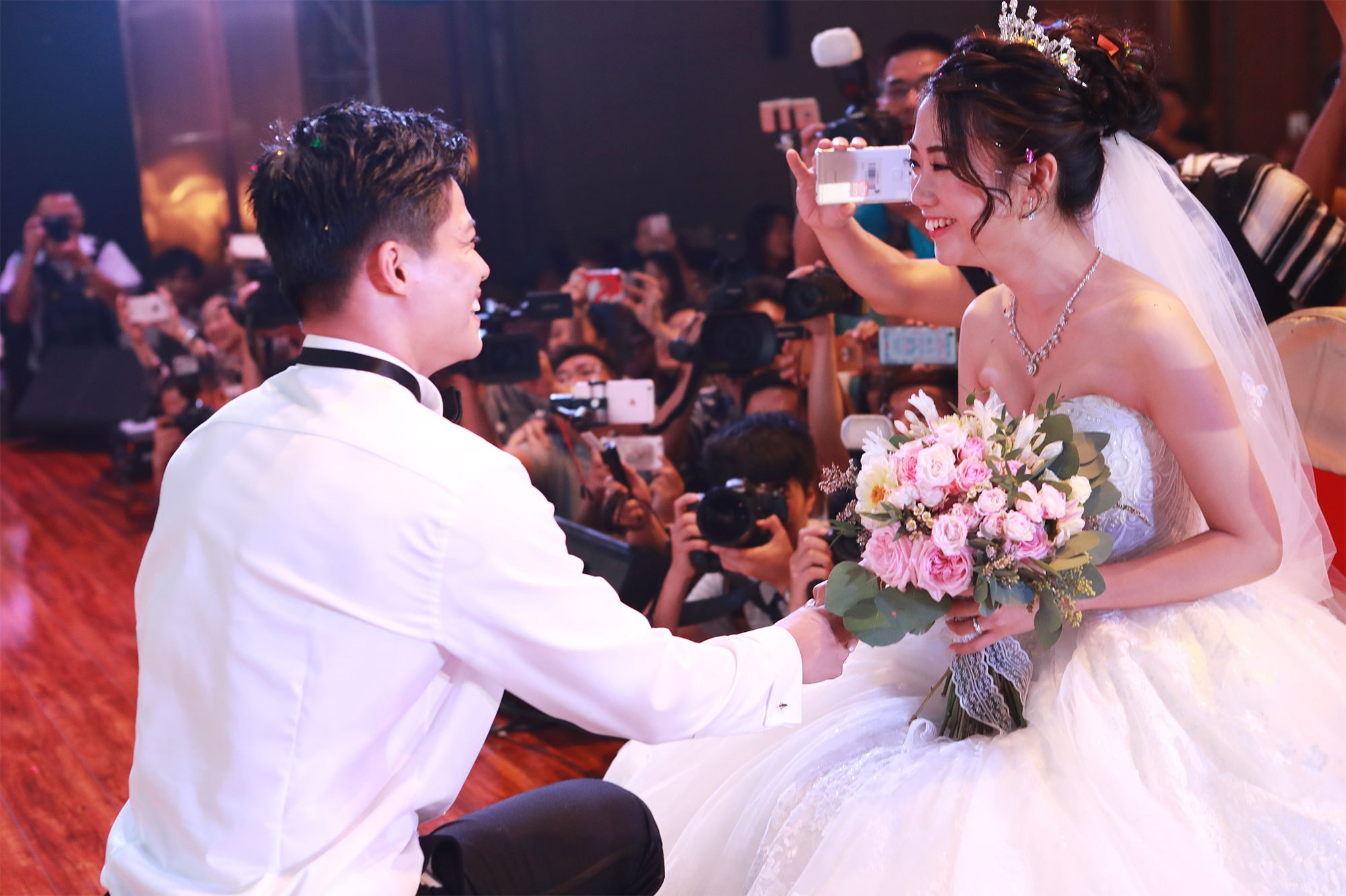 苏炳添迎娶青梅竹马现场为爱妻跳惊喜舞蹈组图