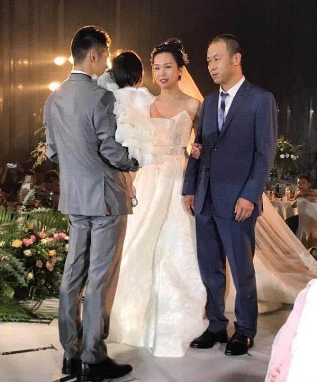 张成龙与老婆补办婚礼 黄玉斌陈一冰等均到场祝贺