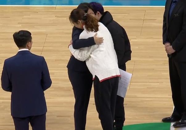 吉喆球衣退役仪式书豪华丽致敬 家人到场表达感谢