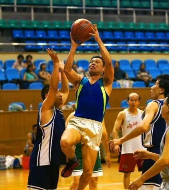 体育新闻 篮球and综合  北京时间4月14日晚,84岁的钟南山教授在与前