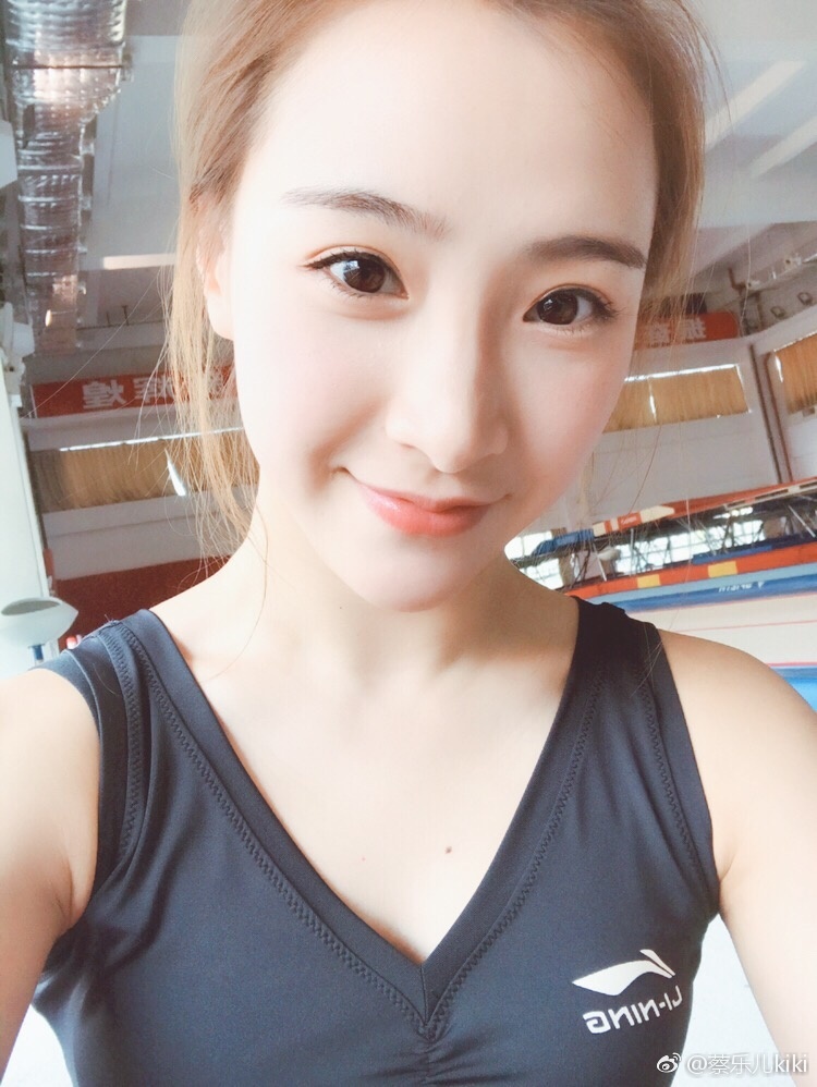 最美蹦床冠军拜名师 也跨界进娱乐圈？