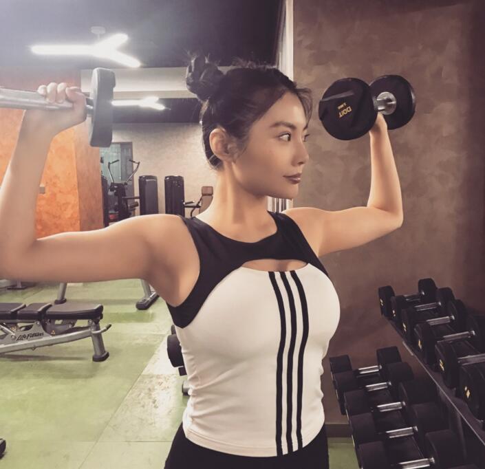 宅男女神徐冬冬健身拳击照 上围傲人引尖叫(组图)