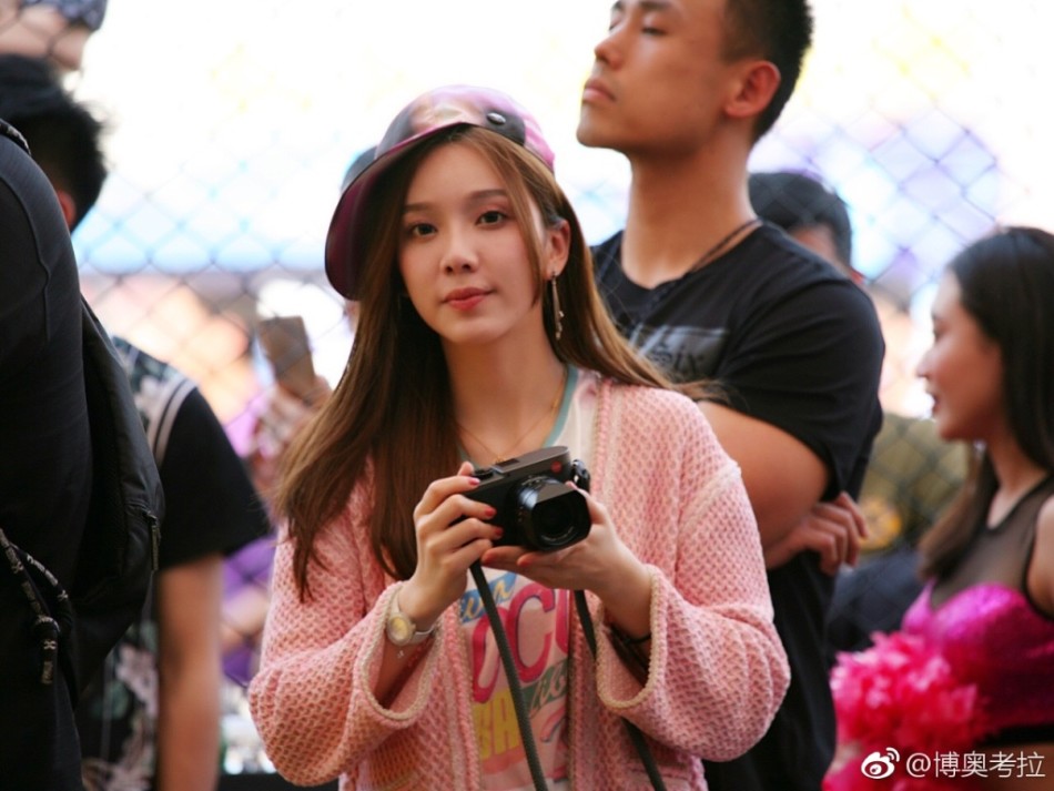 秦奋携美艳女友沪上参加篮球赛 曾叫板思聪(组图)