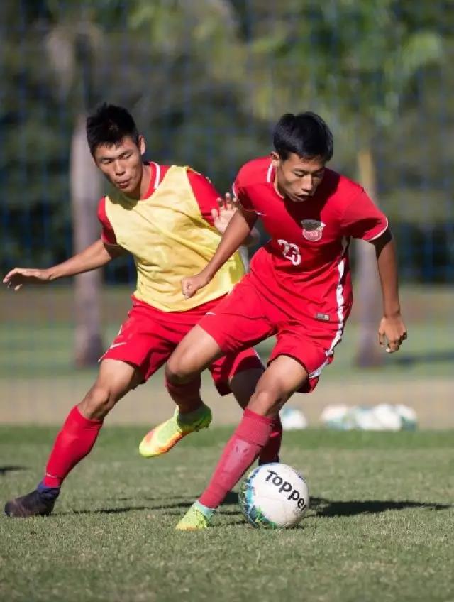 在上港巴西青训基地，球员薛志承弘（右）与侯申在训练中拼抢。
