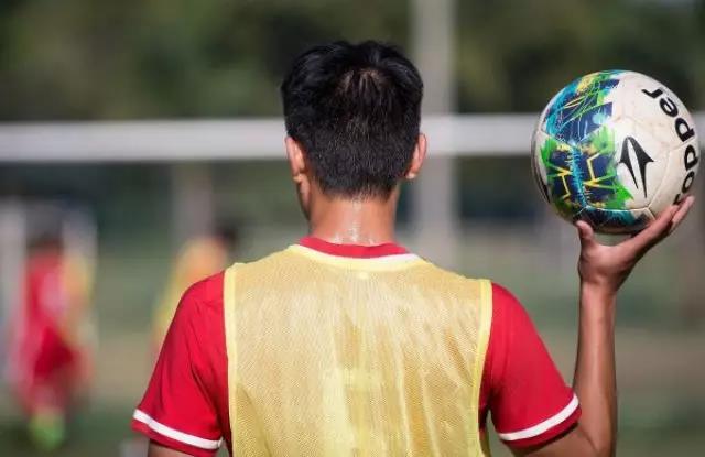 球员陈鹏宇在训练中大汗淋漓。