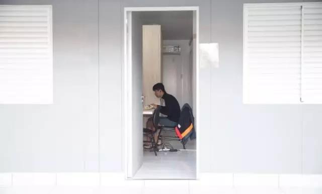 球员刘冀深训练后在宿舍内上网。