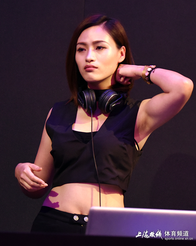 美女dj侧颜抢镜 拳击宝贝激情热舞身材惹火(组图)