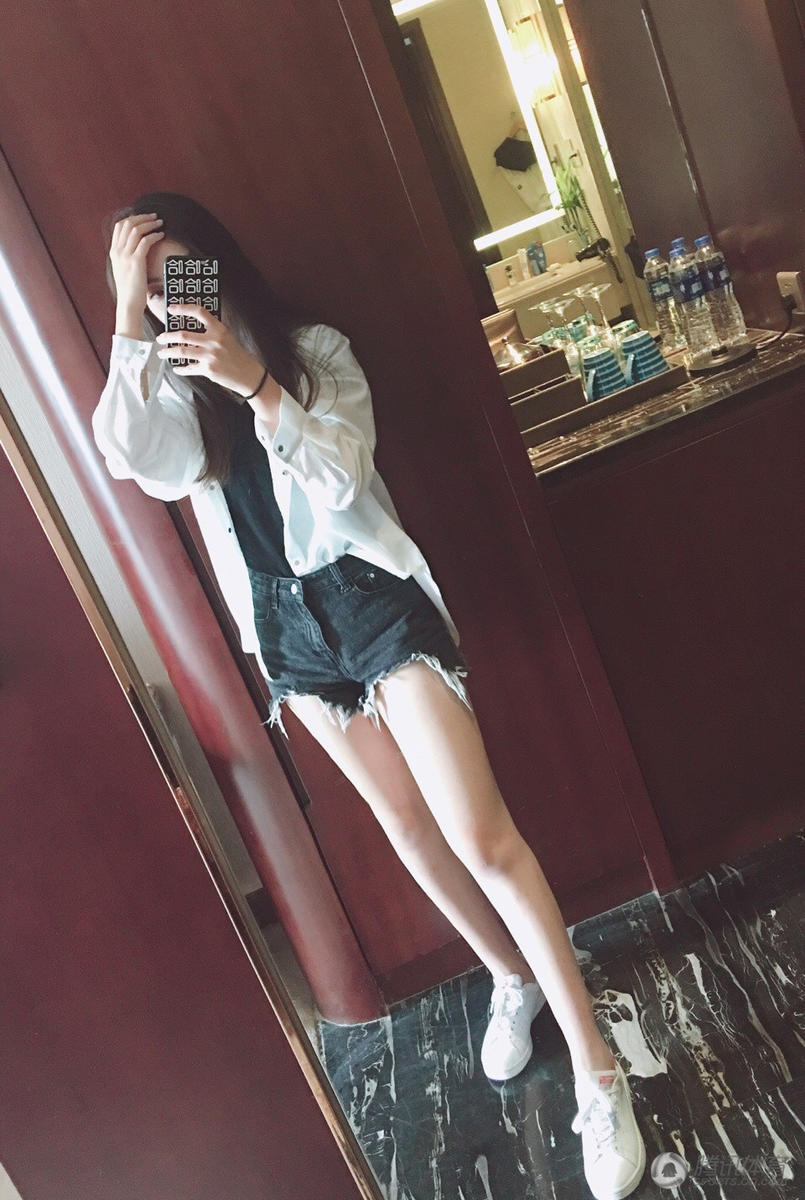 上港小将19岁女友曝光妩媚电眼长腿太迷人组图