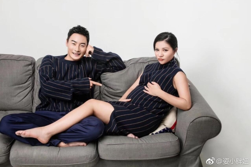 跳水女神何姿在微博晒出了一组新写真,孕味十足,秦凯甜蜜呵护.