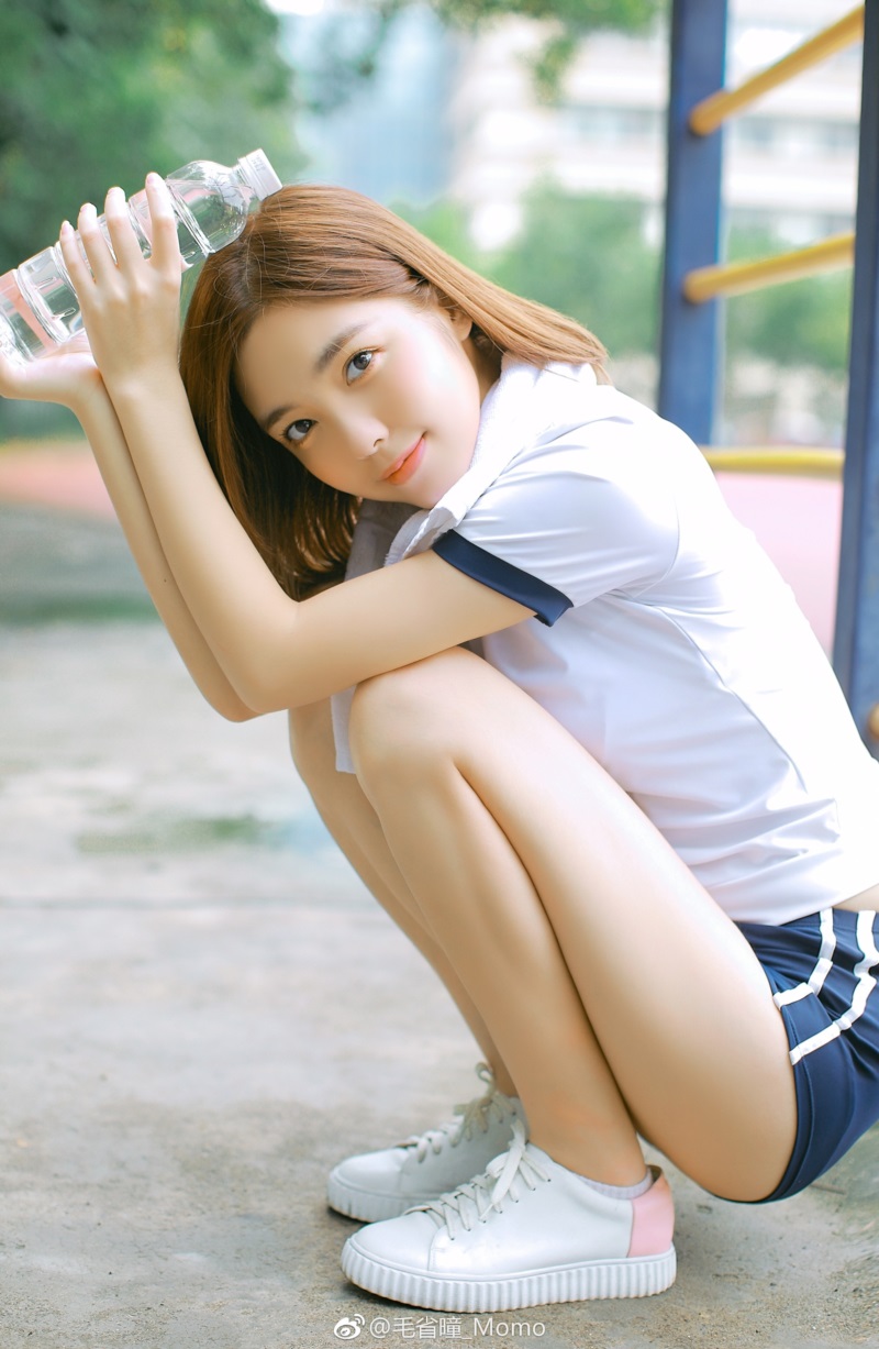 五星体育女主播展歌喉助威上港 最爱奥斯卡(组图)