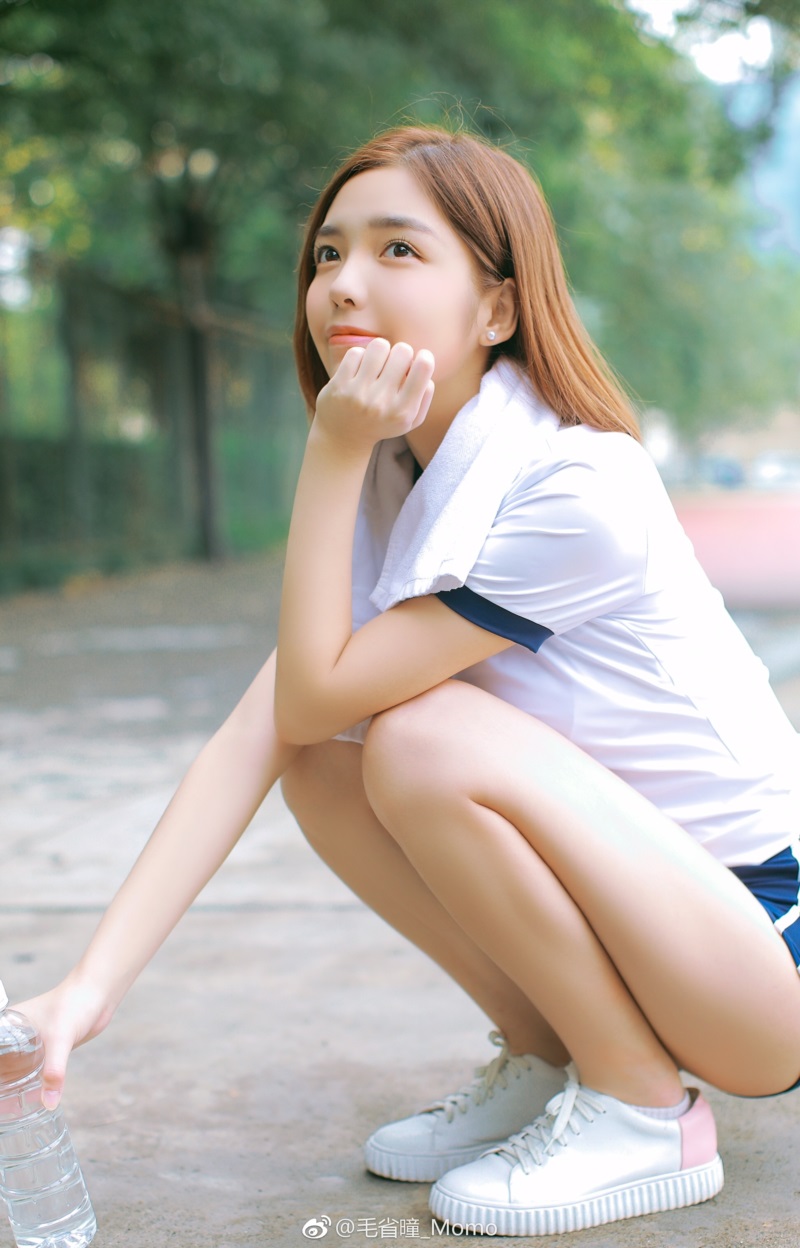 五星体育女主播展歌喉助威上港 最爱奥斯卡(组图)