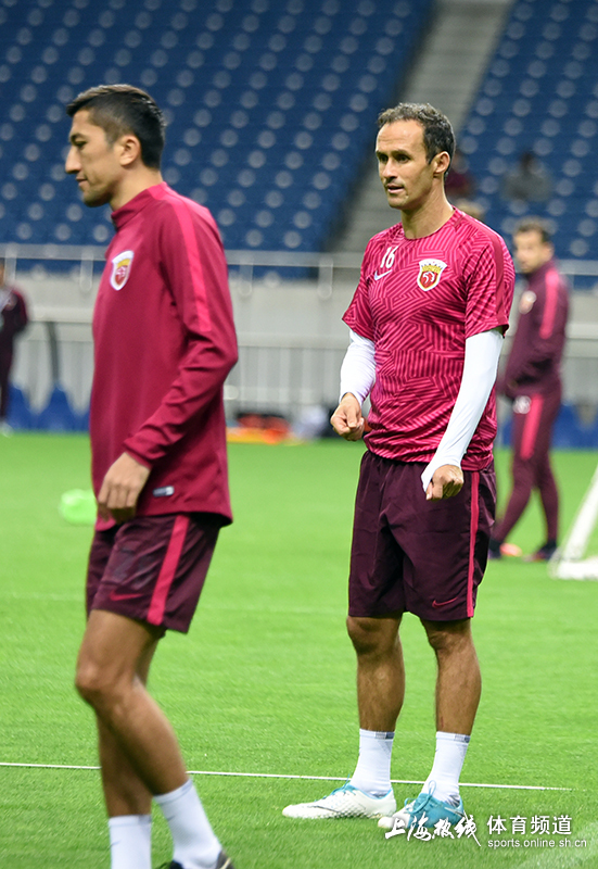 上港踩场充满欢声笑语 卡瓦略陪练剑指决赛(组图)——上海热线体育