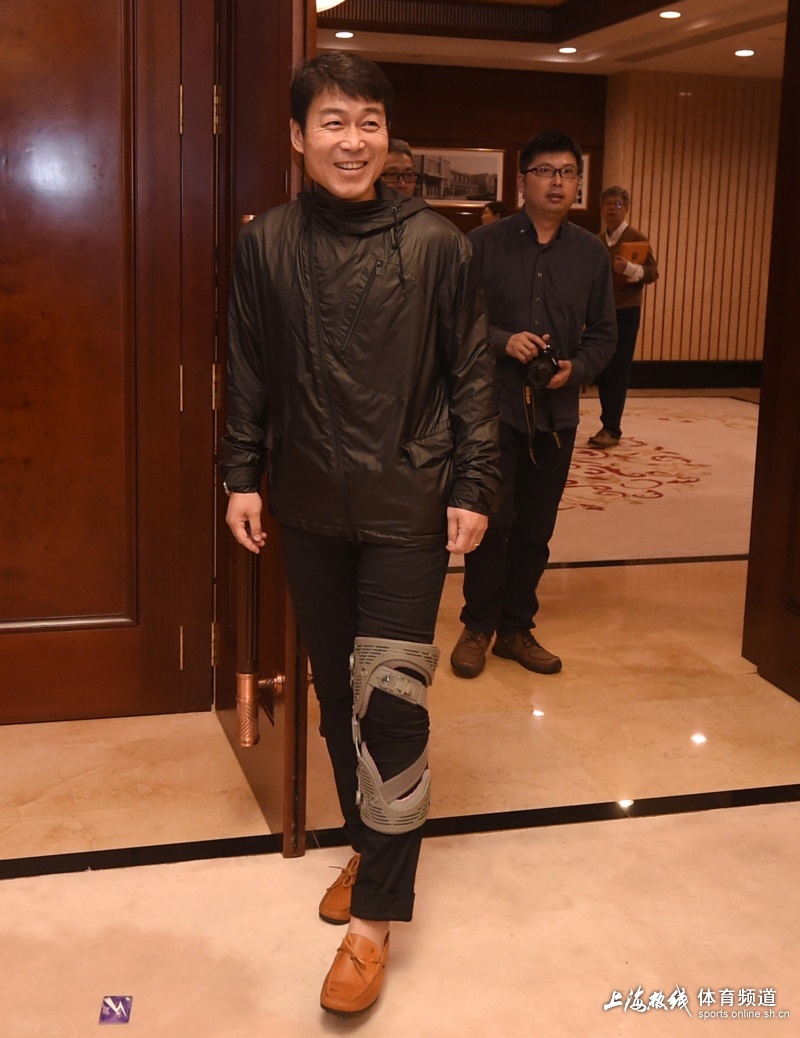 申思祁宏合影根宝谢师恩 95申花聚首催人泪(组图)