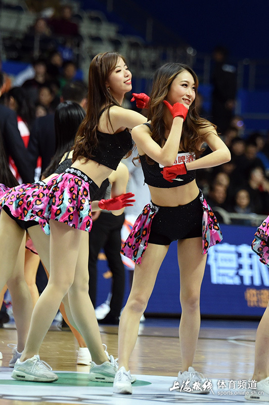 美女宝贝热舞助威大鲨鱼 弯腰甩头无惧走光(组图)