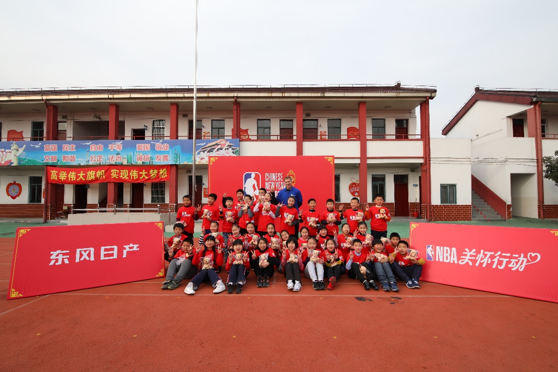 "白巧克力"到访育苗小学 与同学们共同喜迎新春——上海热线体育频道