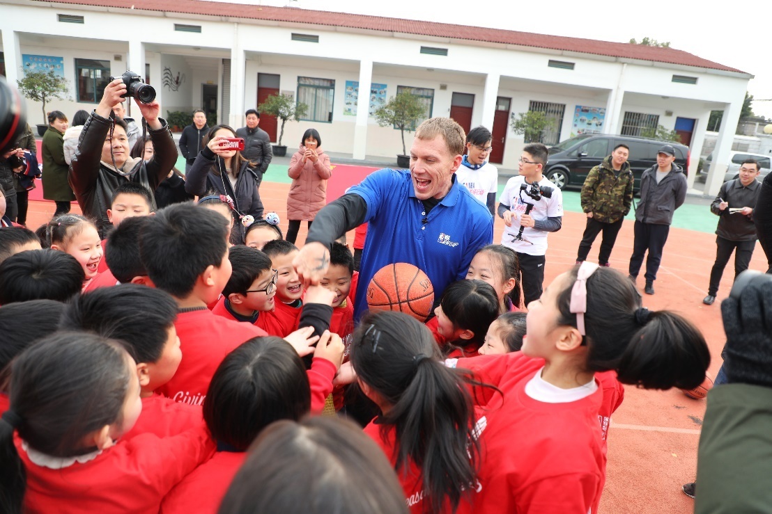 "白巧克力"到访育苗小学 与同学们共同喜迎新春——上海热线体育频道