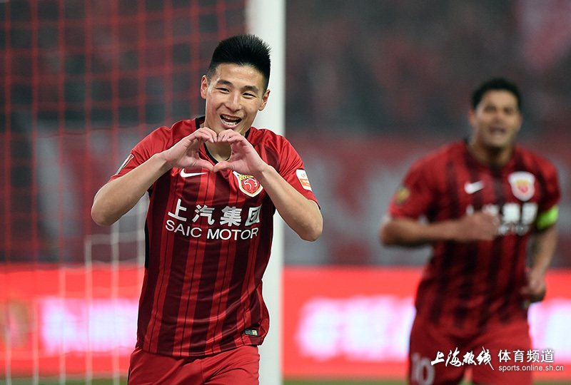 把你我的心串一串!武磊帽子戏法 比心庆祝(组图)