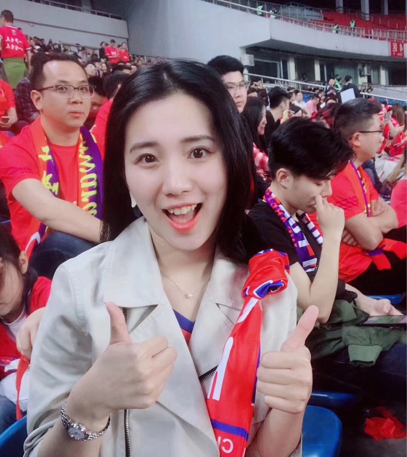 重庆美女球迷看台惊艳中超 美人渝笑容甜美(组图)