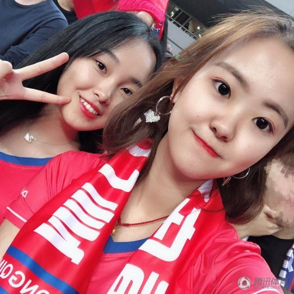 重庆美女球迷看台惊艳中超美人渝笑容甜美组图